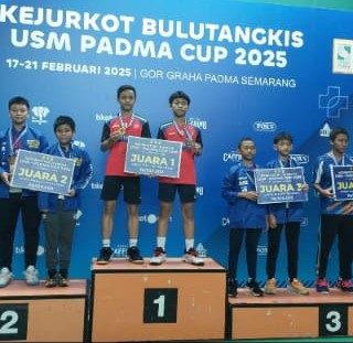 Para juara Kejurkot Bulu Tangkis USM-Padma 2025 menerima hadiah. Kejuaraan tersebut berakhir 22 Februari 2025, di GOR Graha Padma Semarang