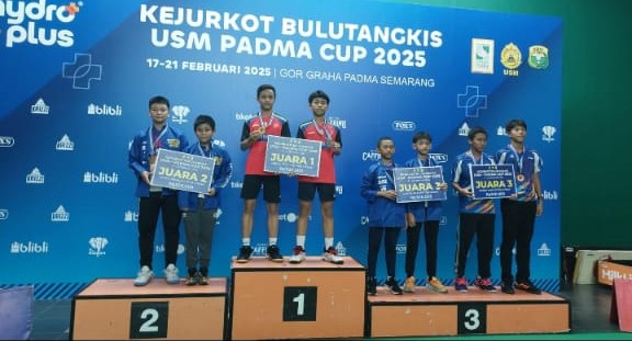 Para juara Kejurkot Bulu Tangkis USM-Padma 2025 menerima hadiah. Kejuaraan tersebut berakhir 22 Februari 2025, di GOR Graha Padma Semarang
