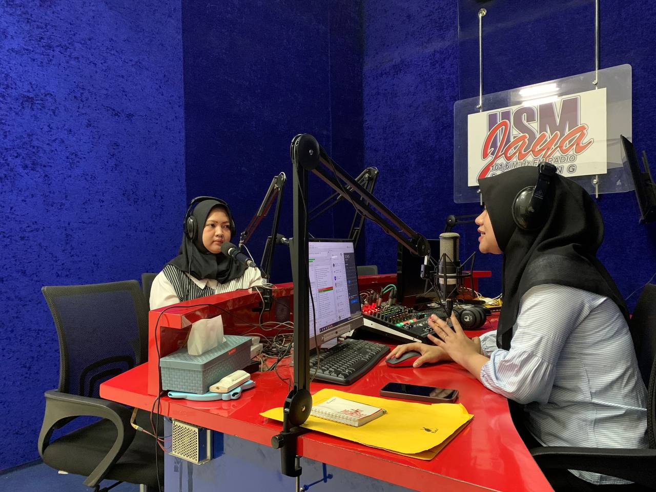 Bendahara Ikatan Alumni (IKA) Universitas Semarang (USM), Nurmalitasari SPsi MPsi Psikolog menjadi narasumber dalam _Talkshow USM Update di Studio Radio USM Jaya, Gedung N Kampus USM, Senin (17/3/2025)