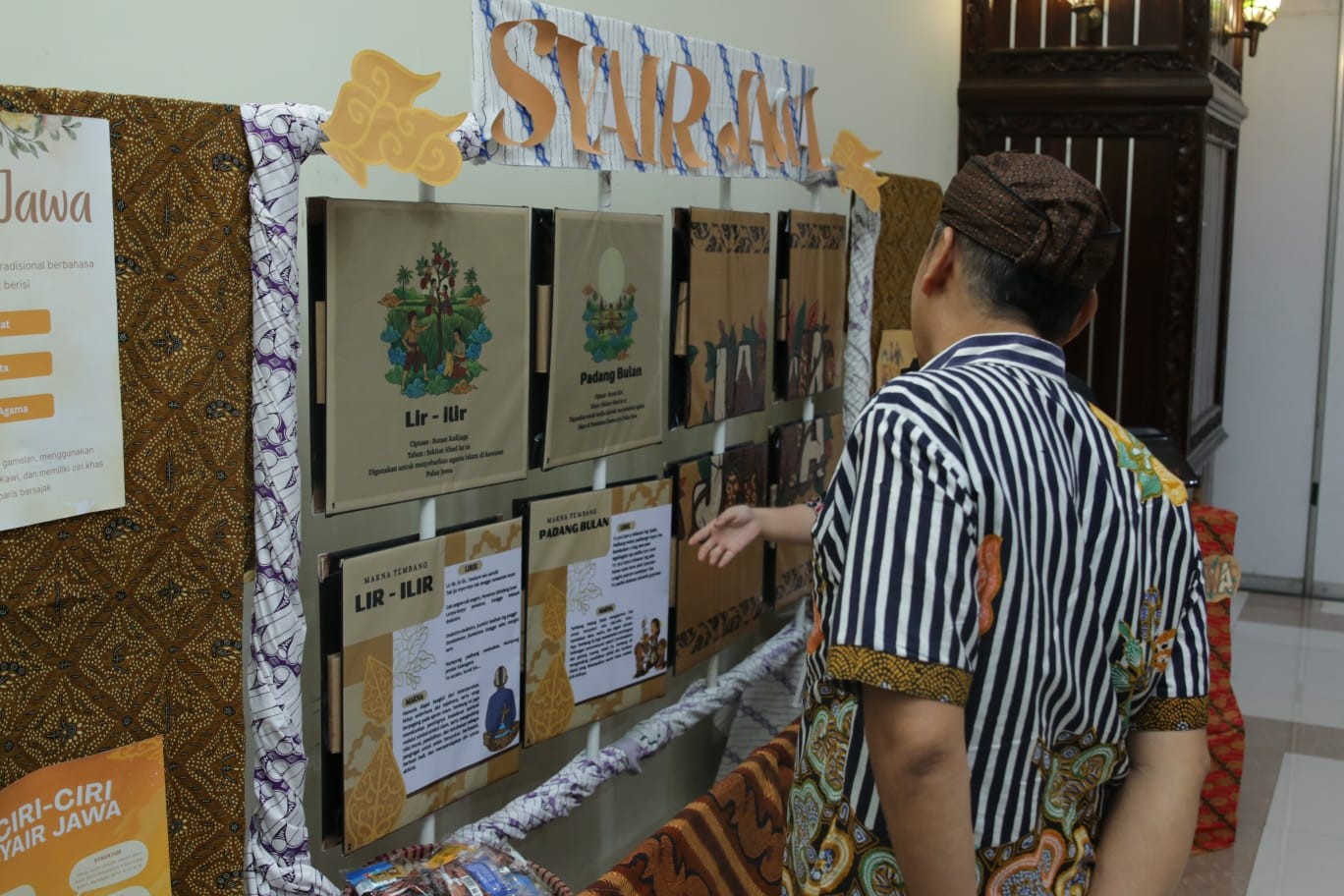 Perwakilan Dinas Pendidikan dan Kebudayaan Provinsi Jawa Tengah, Nur Sahid, S.Sos., mengamati pameran kebudayaan kelompok Syair Jawa di Auditorium Ir. Widjatmoko Universitas Semarang (USM), Kamis (18/12) lalu.