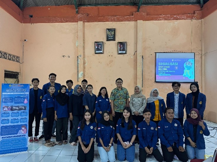 Mahasiswa Ilmu Komunikasi USM, narasumber, dosen pembimbing, dan peserta berfoto bersama pada kegiatan sosialisasi Stop Cyber Bullying bersama Karang Taruna RW 07 Kelurahan Jomblang, Selasa (16/12) lalu.