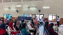 Tim PkM USM Beri Pelatihan Senam Otot untuk Lawan Penuaan