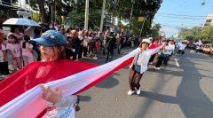 Nyalakan Nasionalisme, Merah Putih Sepanjang 100 Meter Terbentang di Karnaval Paskah Kota Semarang