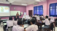 Tim Pkm USM Sosialisasi Dunia Kerja Kapal Pesiar di SMK Yayasan Pharmasi