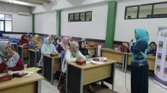 Tim PkM USM Beri Pelatihan Pengelolaan Keuangan Dasar ke Anggota UKM Batik Tapak Dara Meteseh