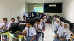 Tim PkM USM Beri Pelatihan Pemanfaatan GeoGebra ke Siswa SMK Perdana Semarang