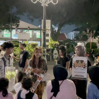 Edukasi tentang tradisi Sedekah Bumi kepada generasi muda berlangsung di kawasan wisata Kota Lama Semarang, pada Rabu (17/6/2026) malam. Kegiatan tersebut diberikan Kelompok mahasiswa Gumi Lestari dari program studi Ilmu Komunikasi Universitas Semarang (USM)