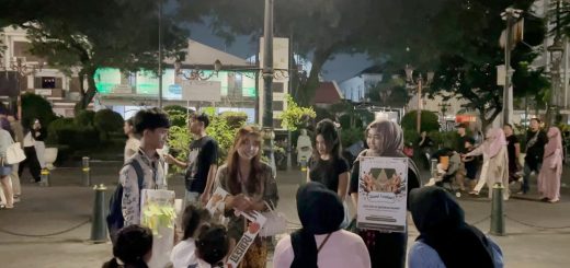 Edukasi tentang tradisi Sedekah Bumi kepada generasi muda berlangsung di kawasan wisata Kota Lama Semarang, pada Rabu (17/6/2026) malam. Kegiatan tersebut diberikan Kelompok mahasiswa Gumi Lestari dari program studi Ilmu Komunikasi Universitas Semarang (USM)
