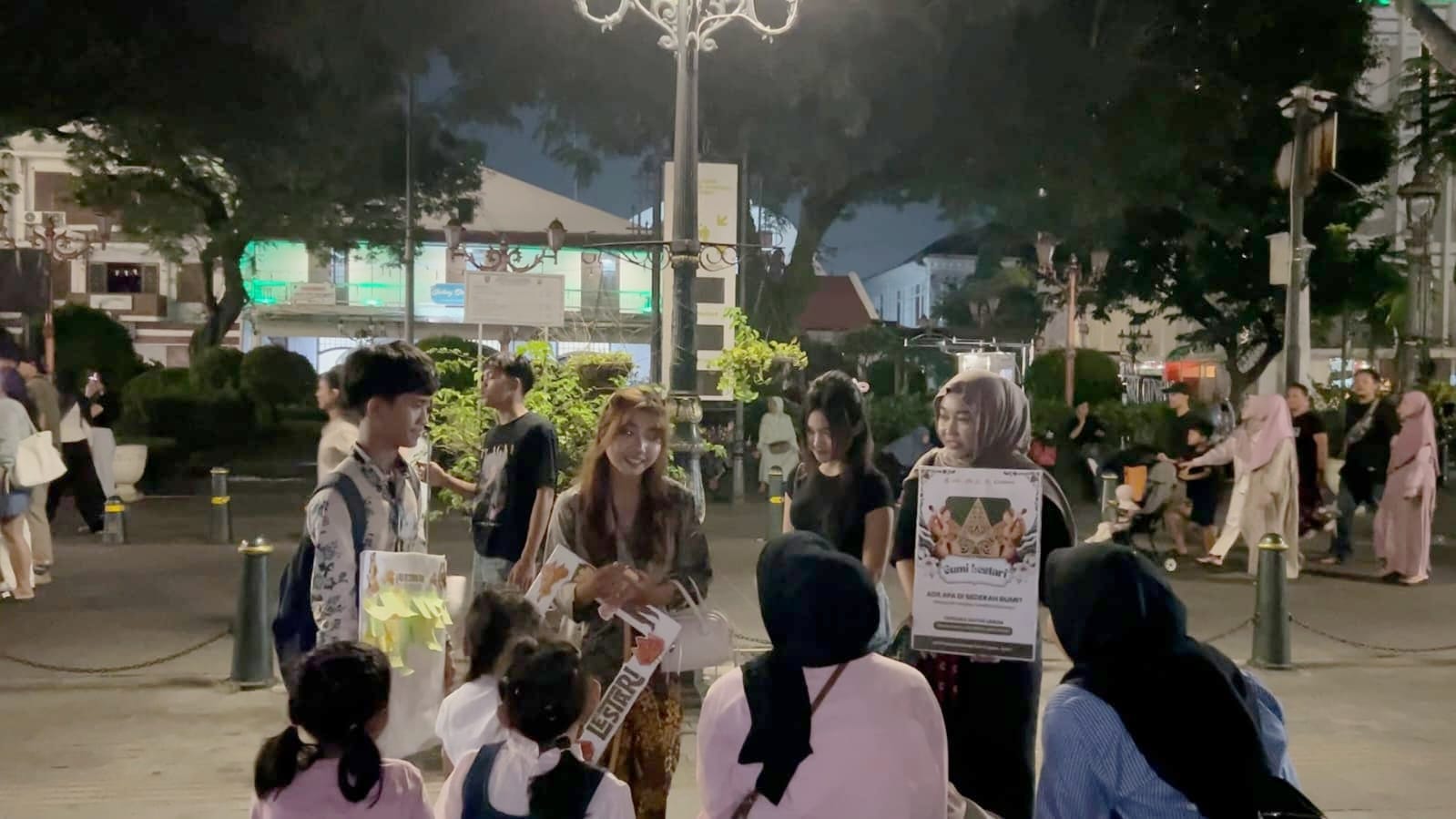 Edukasi tentang tradisi Sedekah Bumi kepada generasi muda berlangsung di kawasan wisata Kota Lama Semarang, pada Rabu (17/6/2026) malam. Kegiatan tersebut diberikan Kelompok mahasiswa Gumi Lestari dari program studi Ilmu Komunikasi Universitas Semarang (USM)