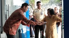 Rayakan Hari Pelanggan Nasional, BRI Salatiga Bagikan Bunga dan Cokelat